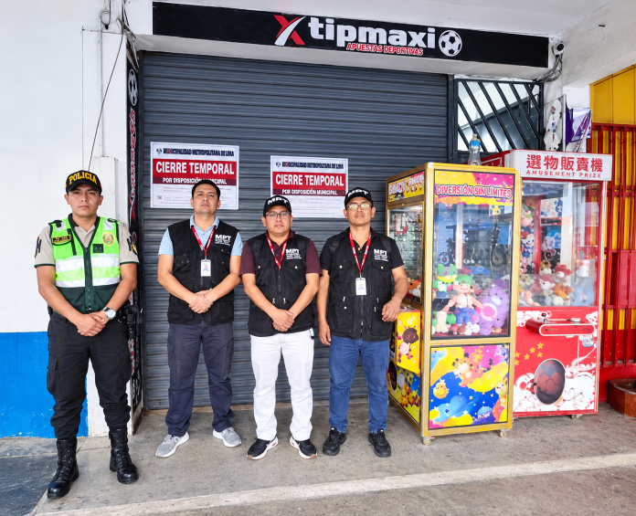 Inspectores frente a local clausurado